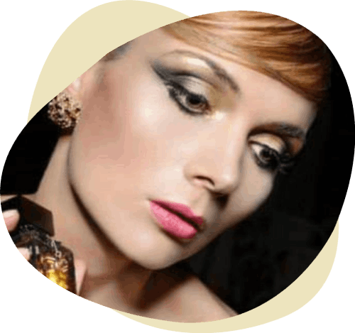 Femme avec maquillage dramatique